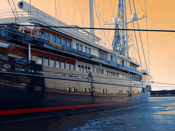 Amazon billionaire gives boat Maori&nbsp;name